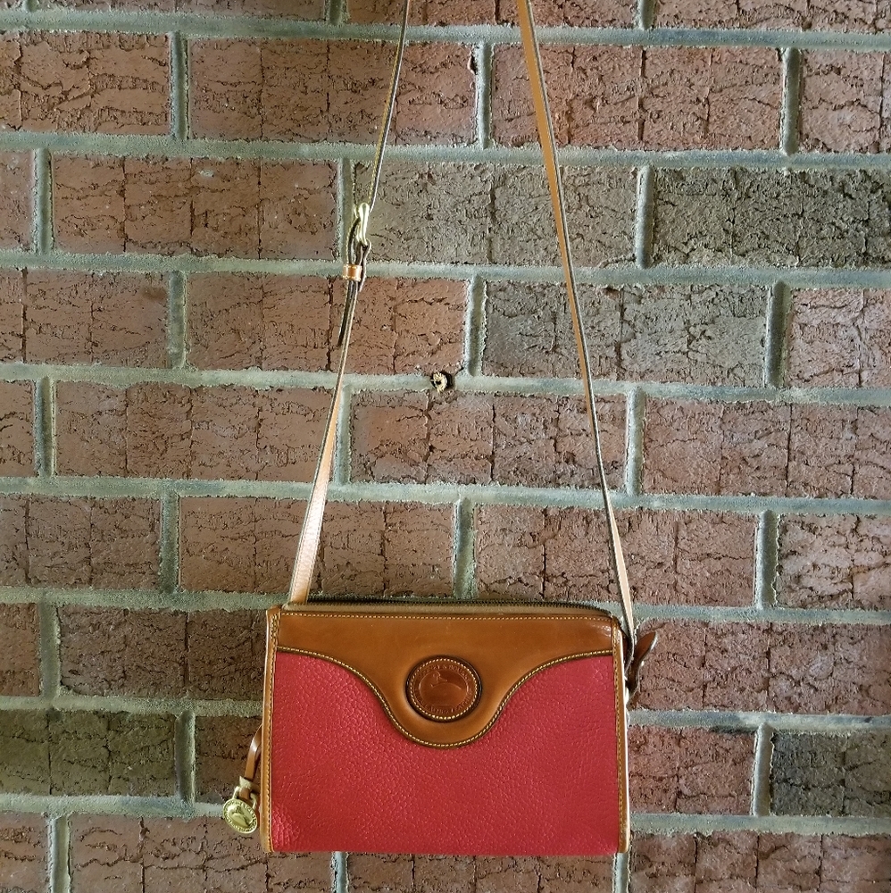 BEAUTIFUL DOONEY & BOURKE RED TAN SHOULDER BAG